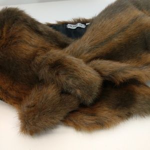 Smart Set faux fur collar loop closure size M